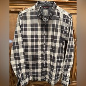 Under Armour Button Down - Ultra Lightweight and Stretchy - Men’s Large